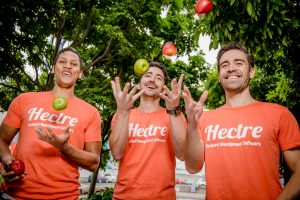 Hectre people juggling apples